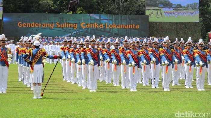 Presiden Joko Widodo telah melantik 720 perwira remaja (paja) dari tiga Akademi TNI dan Akademi Kepolisian di Lapangan Sapta Marga, Akademi Militer (Akmil) Magelang, Selasa (26/7/2016).