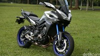 Motor berkapasitas 850 cc ini dipasarkan dengan harga Rp 325 juta on the road Jakarta.