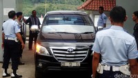 Mobil Kedubes asing memasuki Dermaga Wijayapura.