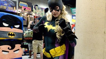 Balutan kostum Batgirl yang tampil menggoda. Foto: GettyImages