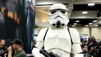 Kostum Stormtrooper, salah satu karakter film Star Wars. Foto: GettyImages