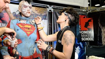 Supergirl yang sedang didandani dengan wajah seram dan baju robek. Foto: GettyImages