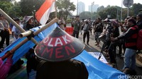Band Marjinal menyanyikan lagu-lagu perjuangan di hadapan para petani.
