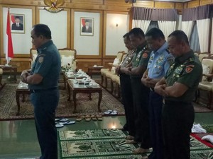 Diimami KSAL, Panglima TNI, Kapolri, KSAD, dan KSAU Salat Berjamaah di Adisucipto