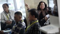 Lidiani menunggu jadwal pemeriksaan di lobi gedung KPK.