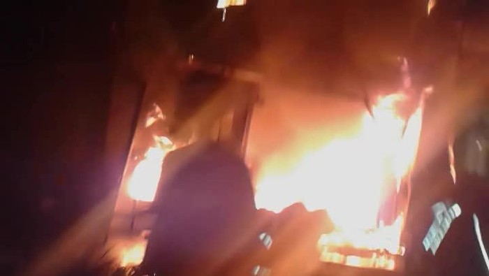 Bengkel Ban di Cempaka Putih Terbakar