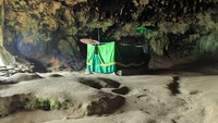 Makam anak angkat Nyi Roro Kidul atau yang dikenal sebagai Embah Jaga Lautan. Makamnya pun dapat dilihat di Gua Panggung yang berada di bagian kiri Cagar Alam (Randy/detikTravel)