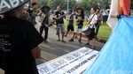 Band Marjinal Ramaikan Demo Petani di Depan Istana