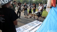 Band Marjinal menyanyikan lagu-lagu perjuangan untuk memberi semangat kepada para petani.