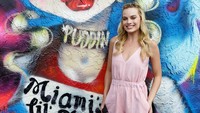 Meski tampil simple dengan jumpsuit pink dan heels merah, aktris berusia 26 tahun itu tampak menawan. Gustavo Caballero/Getty Images for Warner Bros. Pictures/detikFoto.