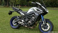 Yamaha MT-09 Tracer menggunakan ban depan 120/70ZR17M/C (58W), dan belakang 180/55ZR17M/C. Sehingga dijamin motor ini mampu manuver dengan baik.