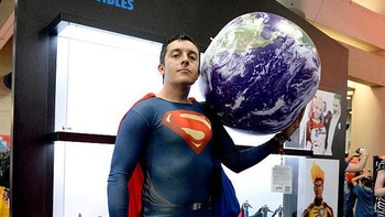 Aksi Superman seolah mengangkat bumi. Foto: GettyImages