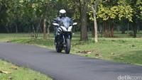 Yamaha MT-09 Tracer bisa menjadi pilihan Otolovers. Karena selain tubuh bongsornya, mesin 850 cc yang memadai ini dinilai bakal mampu memenuhi kebutuhan Anda melintas di berbagai medan jalan.