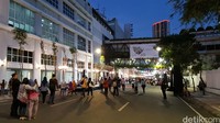 Warga terus berdatangan mengunjungi jalan yang sangat bersejarah itu.