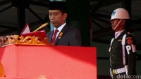 Jokowi menjadi inspektur upacara pada Prasetya Perwira TNI-Polri di Lapangan Sapta Marga, Akmil Magelang.