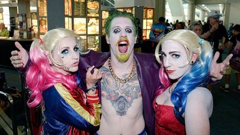 Joker tengah dikelilingi dua wanita cantik. Foto: GettyImages