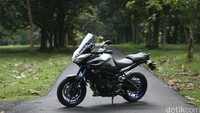 Sistem keamanan seperti front brake Hydraulic dual disc 298 mm, dan rear brake Hydraulic single disc Ø 245 mm, juga menjadi sistem keamanan terbaik untuk motor ini saat digunakan.