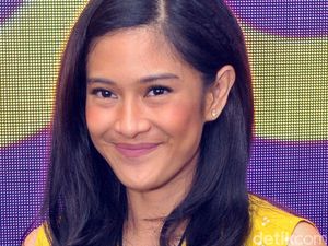 Alasan Dian Sastrowardoyo Baru Berani Mewarnai Rambut Pertama Kali di Usia 33