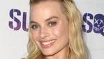 Margot Robbie Menawan Tampil Simple dan Natural