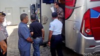 Beberapa staf perwakilan Kedutaan Besar tiba di Dermaga Wijayapura. Mereka datang menggunakan bus milik Pemkab Cilacap.