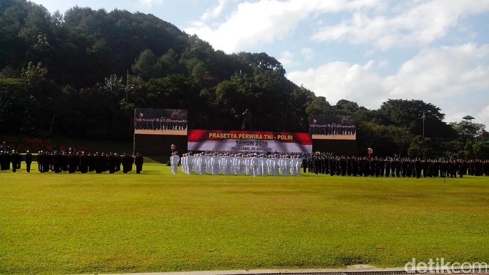 Presiden Jokowi Lantik 720 Perwira Remaja TNI-Polri