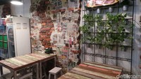 Desain interior tempat makan ini sangat unik dan menarik. Bergaya industrialis dan vintage, suasana makan di sini sangatlah nyaman (Wahyu/detikTravel)