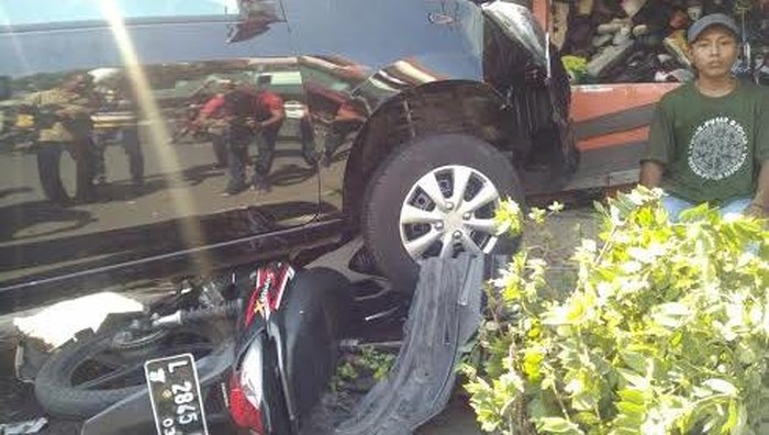 Terobos Lampu Merah, Supra Diseruduk Ayla