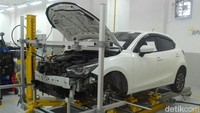 Dengan kapasitas pengerjaan mencapai 350 unit mobil per bulan, menjadikan Mazda Cibubur sebagai Certified Body and Paint Workshop Mazda terbesar di Indonesia. Dilengkapi dengan fasilitas peralatan seperti Spanesi Frame Correction  dan Dry Sanding System, Mazda Cibubur mampu memberikan servis yang berkualitas tinggi untuk setiap pelanggan Mazda. Pool/dok. Mazda.