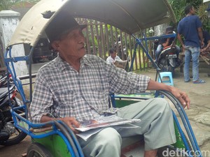 Kisah Aboe, Tukang Becak yang Dirikan Tempat Les Gratis untuk Puluhan Bocah