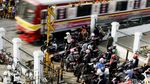 Sepeda Motor Sesaki Perlintasan KA Pasar Minggu
