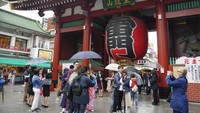 Foto: Salah satu destinasi yang banyak dikunjungi turis di Tokyo, Jepang adalah kawasan Asakusa. Di sini ada Kuil Sensoji yang menarik perhatian turis dengan lampion raksasa merah yang tergantung di gerbang (Kurnia/detikTravel)