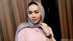 Dewi Gita Tampil Berkerudung