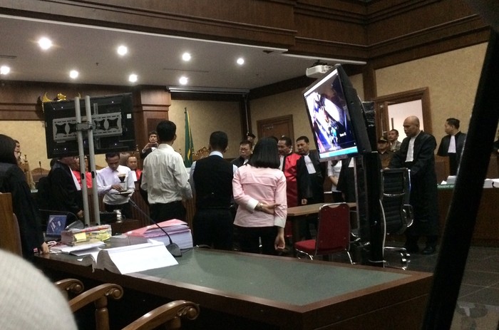 Jessica Nyeletuk ke Manajer Bar: Kopinya Kalian Campur Apa?