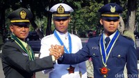 Tiga lulusan terbaik yakni Letda Muhammad Choirul Arifin (AD), Letda Firson Aziz Wicaksono (AL) dan Letda Asep Solihin (AU).