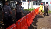 Selain itu, polisi juga memasang water bariel disepanjang jalan masuk menuju gerbang dermaga Wijayapura. Hal tersebut dilakukan agar jalur masuk dan keluar dari dermaga bagi kunjungan keluarga, jaksa ataupun polisi yang hendak menuju atau kembali dari Pulau Nusakambangan bisa lancar.