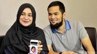 Shireen dan Wisnu memperlihatkan foto buah hati kedua mereka yang diberi nama Cut Hawa Medina Alfatih. Pool/Noel/detikFoto.