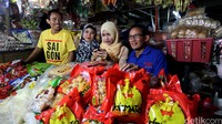 Sandiaga juga berdialog dengan pedagang.