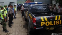 Mobil-mobil tersebut selanjutnya diseberangkan dengan menggunakan kapal Pengayoman IV menuju dermaga Sodong Pulau Nusakambangan.