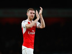 Per Mertesacker mengisi pos bek tengah. Pria asal Jerman ini kuat dalam duel bola atas dengan tubuh tingginya (Getty Images/Julian Finney)