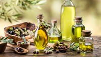 Minyak zaitun memiliki kandungan antioksidan, mineral alami hingga vitamin E yang baik untuk pembentukan sel kulit baru. Oleskan setiap hari untuk bibir yang sehat. Foto: iStock