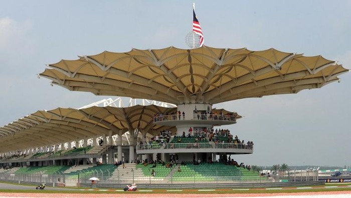 A general view of the Sepang racing circuit is seen on October 24, 2009 ahead of the Malaysian Motorcycle Grand Prix. Ducati rider Stoner, who out-duelled world champion Rossi in last weekends Australian Grand Prix at Philip Island, is in third spot in the world championship standings, with Pedrosa fourth on a Honda. AFP PHOTO/SAEED KHAN / AFP PHOTO / SAEED KHAN