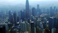 Foto: Beberapa gedung pencakar langit pun menjadi pemandangan tersendiri, termasuk Menara Kembar Petronas yang bisa juga terlihat dari puncak Menara Kuala Lumpur (Wahyu/detikTravel)