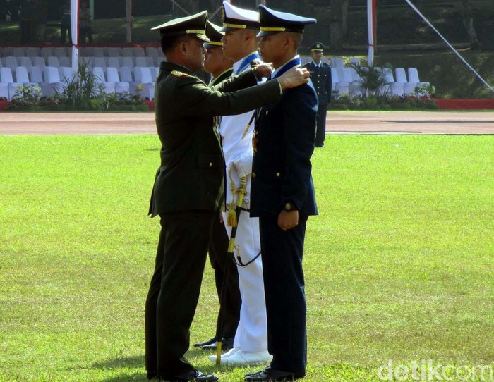 Panglima TNI, Jenderal Gatot Nurmantyo melantik 171 perwira Prajurit Karir (PK) TNI Tahun Akademik 2016.