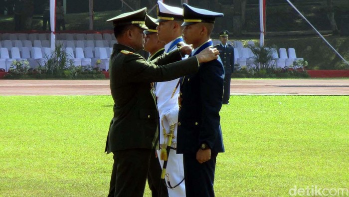 Panglima TNI, Jenderal Gatot Nurmantyo melantik 171 perwira Prajurit Karir (PK) TNI Tahun Akademik 2016.