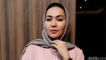 Dewi Gita Tampil Berkerudung