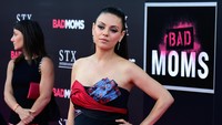 Ia mengenakan dress hitam dengan sentuhan warna biru dan merah dipadu heels soft pink berpita merah. Frazer Harrison/Getty Images/detikFoto.