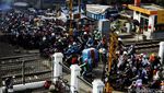 Sepeda Motor Sesaki Perlintasan KA Pasar Minggu