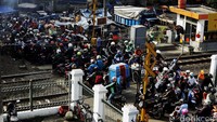 Ruas jalan yang terbatas, kemudian volume kereta yang bergerak, ditambah volume kendaraan yang padat membuat macet panjang.