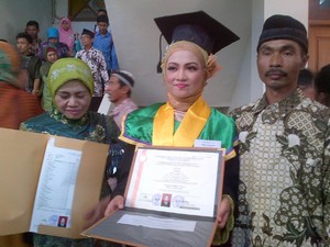 Salut! Gadis ini Memulung Sampah Selepas Kuliah di Unnes, Lulus Cum Laude