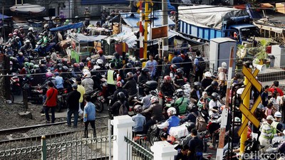 Sepeda Motor Sesaki Perlintasan KA Pasar Minggu